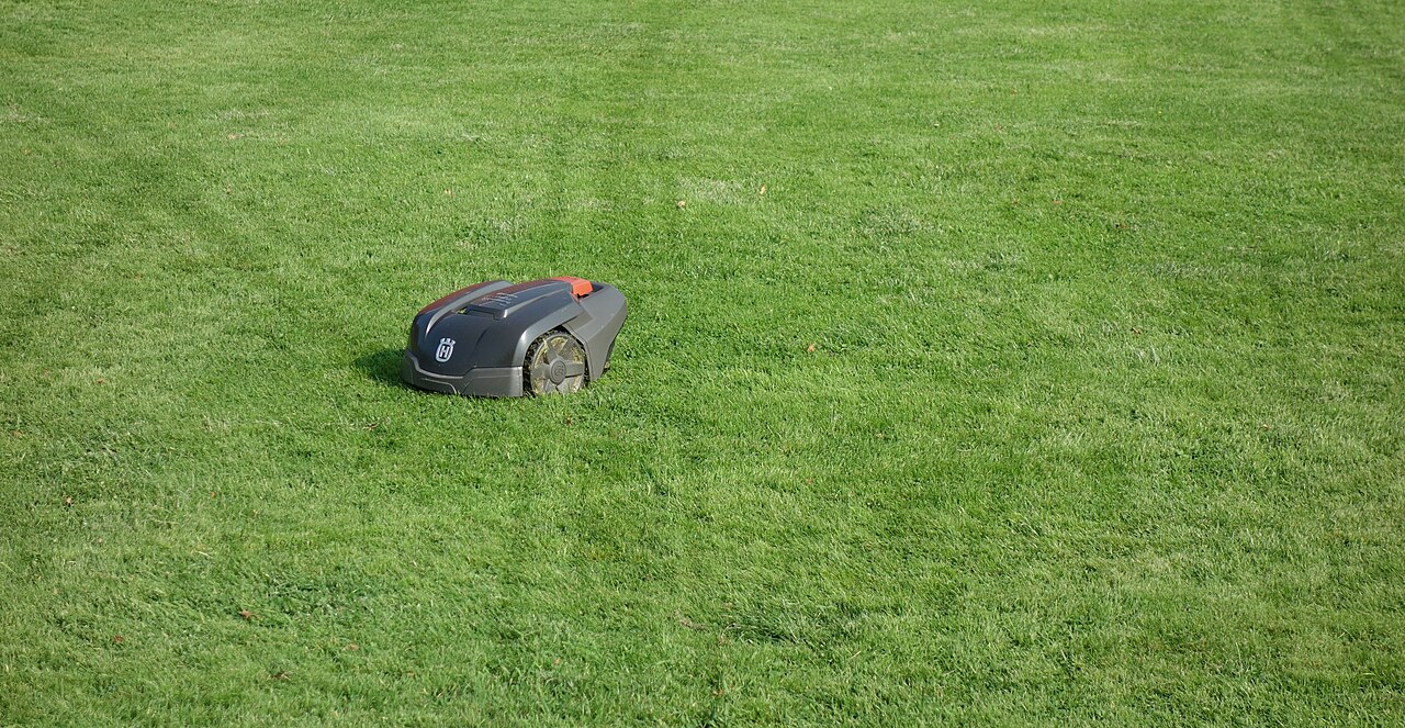 Robot cortacésped Husqvarna Automower 308 sobre el césped